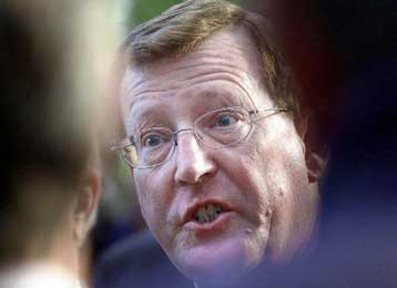 Αποχώρησε ο Τριμπλ από τις (άκαρπες) ειρηνευτικές συνομιλίες για τη Β. Ιρλανδία