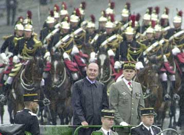 Απορρίπτει, από τηλεοράσεως, τις κατηγορίες για το ταξιδιωτικό σκάνδαλο ο Ζακ Σιράκ