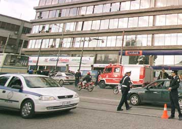 Περιπολικό που κινούνταν στο αντίθετο ρεύμα συγκρούστηκε με μοτοσικλέτα