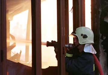 Υπό έλεγχο τέθηκε πυρκαγιά που ξέσπασε σε υπόγειο κτιρίου στην Αθήνα