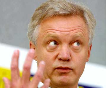 Παραιτήθηκε από τη διεκδίκηση της ηγεσίας των Τόρις και ο Ντέιβιντ Ντέιβις