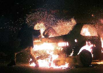 Βίαιες συγκρούσεις κατά τη διάρκεια της νύχτας στο Μπέλφαστ