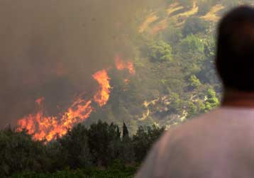 Μαίνεται η φωτιά που ξέσπασε στο Μαρμάρι Καρύστου το βράδυ της Πέμπτης