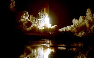 Με επιτυχία πραγματοποιήθηκε η εκτόξευση του διαστημικού λεωφορείου Atlantis