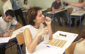 Στην ίδια τάξη μένουν 6.000 μαθητές της β λυκείου – Πέφτουν οι βάσεις σε ΑΕΙ – ΤΕΙ