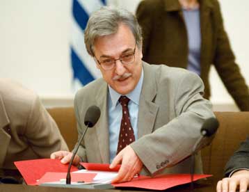 Ανυποχώρητος ο Παπαδόπουλου απέναντι στους γιατρούς του ΙΚΑ και τους πανεπιστημιακούς