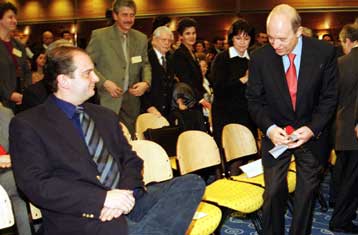 Προηγείται η ΝΔ του ΠΑΣΟΚ, σύμφωνα με δημοσκοπήσεις της Metron Analysis και της VPRC