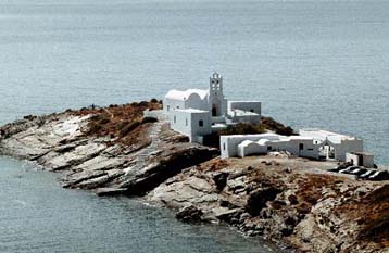 Βίλες με άδεια για… ξωκλήσι χτίζονται σε νησιά των Κυκλάδων