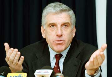 Δεν αλλάζει η οικονομική πολιτική, ξεκαθαρίζει ο υπουργός Εθνικής Οικονομίας