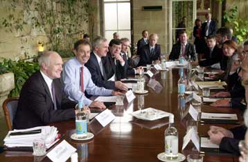 Σε κλίμα απαισιοδοξίας συνεχίζονται οι συνομιλίες για την ειρήνη στη Βόρεια Ιρλανδία