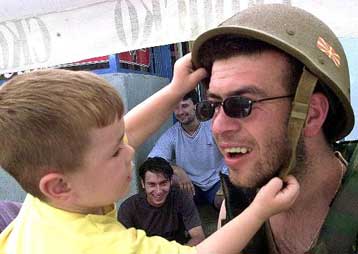 Οικονομική βοήθεια αντί ειρήνης μελετά για την ΠΓΔΜ η Κομισιόν