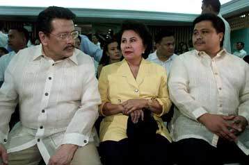 Αρνήθηκε να απολογηθεί στο δικαστήριο ο καθαιρεθείς πρόεδρος των Φιλιππίνων