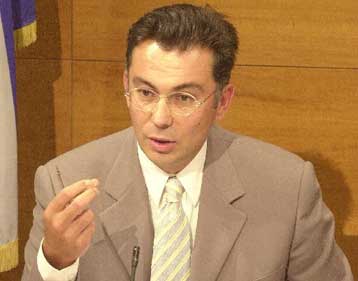 Υπό κηδεμονία ο πρωθυπουργός, απαντά στον Σημίτη ο Ρουσόπουλος