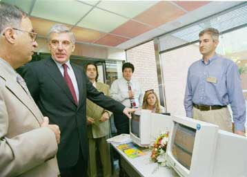 Απεργούν εφοριακοί, τελωνειακοί και εργαζόμενοι στο υπ. Οικονομικών