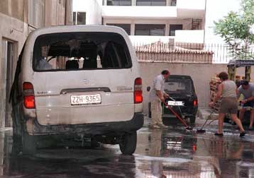 Γκαζάκια από οργισμένους οπαδούς της ΑΕΚ κατά της εταιρείας του Μ.Τροχανά