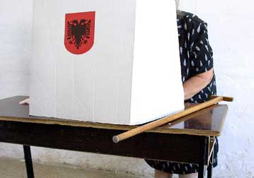 Χωρίς επεισόδια και με μικρή συμμετοχή οι εκλογές στην Αλβανία