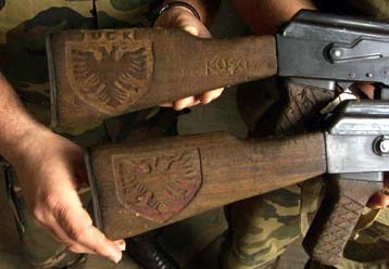 Ένας Αλβανός αντάρτης και πυρομαχικά στα χέρια στρατιωτών της KFOR