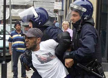 Πεδίο μάχης η αγγλική πόλη Μπράντφορντ εξαιτίας φυλετικών ταραχών