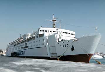 Στο λιμάνι του Πειραιά προσέκρουσε το επιβατηγό Λατώ