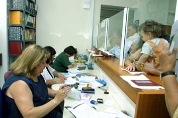 Κριτήρια αποδοτικότητας και περιορισμό των επιδομάτων εξετάζει η κυβέρνηση