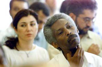 Τις 180.000 έφτασαν ήδη οι αιτήσεις των μεταναστών για νομιμοποίηση