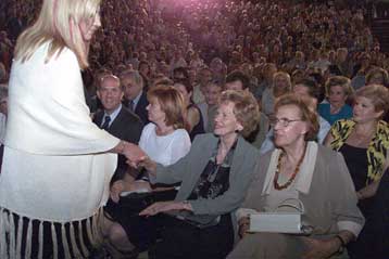 Χειραψία αντάλλαξαν για πρώτη φορά Δήμητρα Λιάνη και Μαργαρίτα Παπανδρέου