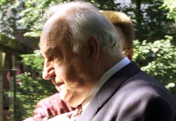 Η γερμανική Δικαιοσύνη απαγορεύει τη δημοσίευση των αρχείων της Στάζι για τον τέως καγκελάριο