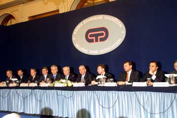 Mείωση του αριθμού των τραπεζών, αύξηση των υποκαταστημάτων στην Ελλάδα