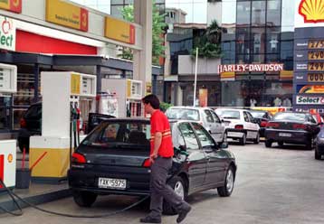 Ακόμα φθηνότερα τα καύσιμα από τα μεσάνυχτα της Τετάρτης