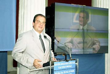 Υπέρ της ευρωπαϊκής ομοσπονδίας τάχθηκε ο Καραμανλής