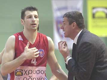 «Ξεκρέμαστοι», δίχως χρηματοδότη και προπονητή, οι Νεοσμυρνιώτες