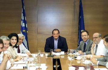 Τη δραστηριοποίηση των βουλευτών του κόμματος στη «σκιώδη» κυβέρνηση επιδιώκει ο Καραμανλής