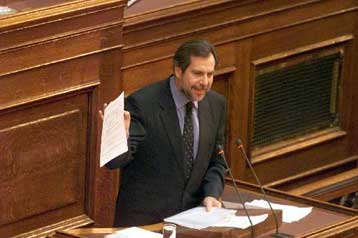 Την αντίδραση της εσωκομματικής αντιπολίτευσης προκαλεί η αθρόα εγγραφή νέων μελών