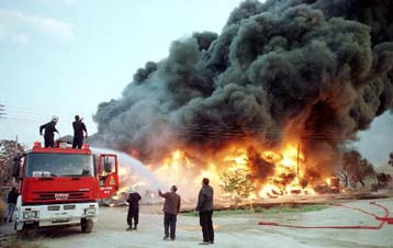 Μεγάλη πυρκαγιά σε εργοστάσιο στα Οινόφυτα