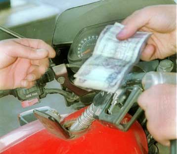 Συνεχίζεται η πτωτική πορεία στις τιμές των καυσίμων