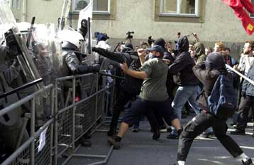 Επεισόδια σημάδεψαν την έναρξη του Ευρωπαϊκού Οικονομικού Φόρουμ