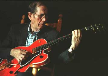 Απεβίωσε ο γνωστός κιθαρίστας της κάουντρι Τσετ Ατκινς