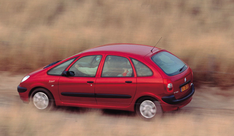 Aυξημένες πωλήσεις για Citroen και Peugeot το 2001