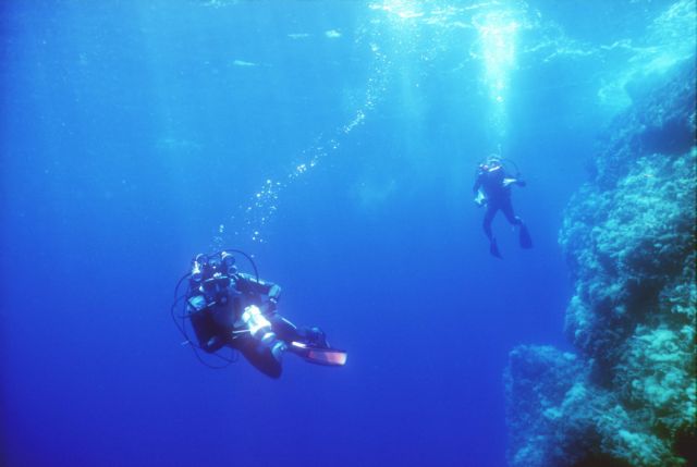 Συνεχίζονται οι έρευνες για το θάνατο της νεαρής δύτριας στο Λαγονήσι