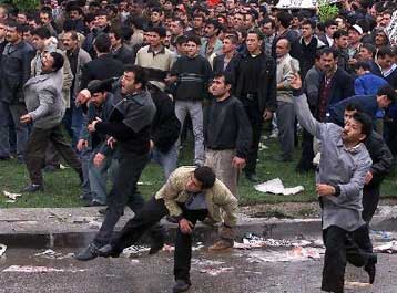 Τουλάχιστον 16 Κούρδοι συνελήφθησαν κατά τη διάρκεια διαδήλωσης υπέρ του Οτσαλάν