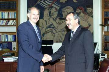 Απομακρυσμένο αλλά υπαρκτό το ενδεχόμενο κρίσης με την Τουρκία, επισημαίνουν Παπανδρέου και Χάσικος