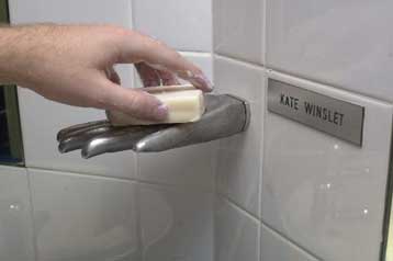 Γνωστοί ηθοποιοί δανείζουν τα… χέρια τους σε κινηματογραφική αίθουσα του Λονδίνου