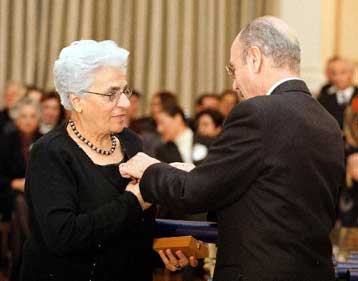 Παραδοσιακά τραγούδια και χοροί στο Ηρώδειο από τη Δόμνα Σαμίου