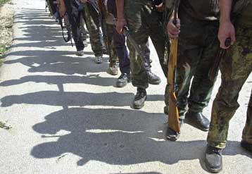 Έπαινοι Ρόμπερτσον για τον αφοπλισμό των Αλβανών της ΠΓΔΜ