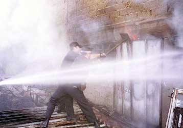 Σε εξέλιξη βρίσκεται μεγάλη πυρκαγιά σε αποθήκη ανταλλακτικών της Θεσσαλονίκης