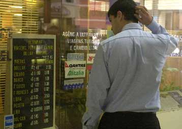 Εκτιμήσεις για τις προθέσεις της ΕΚΤ αναφορικά με τα επιτόκια ασκούν πιέσεις στο ευρώ