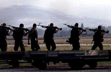 Νεκρός Βρετανός στρατιώτης στην ΠΓΔΜ – Αρχισε η συλλογή των όπλων των ανταρτών