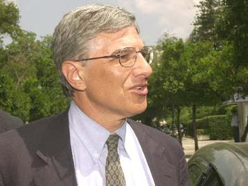 Να μην επιβαρυνθούν οι μελλοντικές γενιές με τη συντήρηση των σημερινών συνταξιούχων, τονίζει ο υπ.