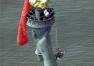 Αλεξιπτωτιστής «κρεμάστηκε» στον πυρσό του Αγάλματος της Ελευθερίας