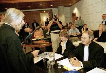 Οι δικηγόροι του Μιλόσεβιτς αμφισβητούν τη νομιμότητα της δίωξής του